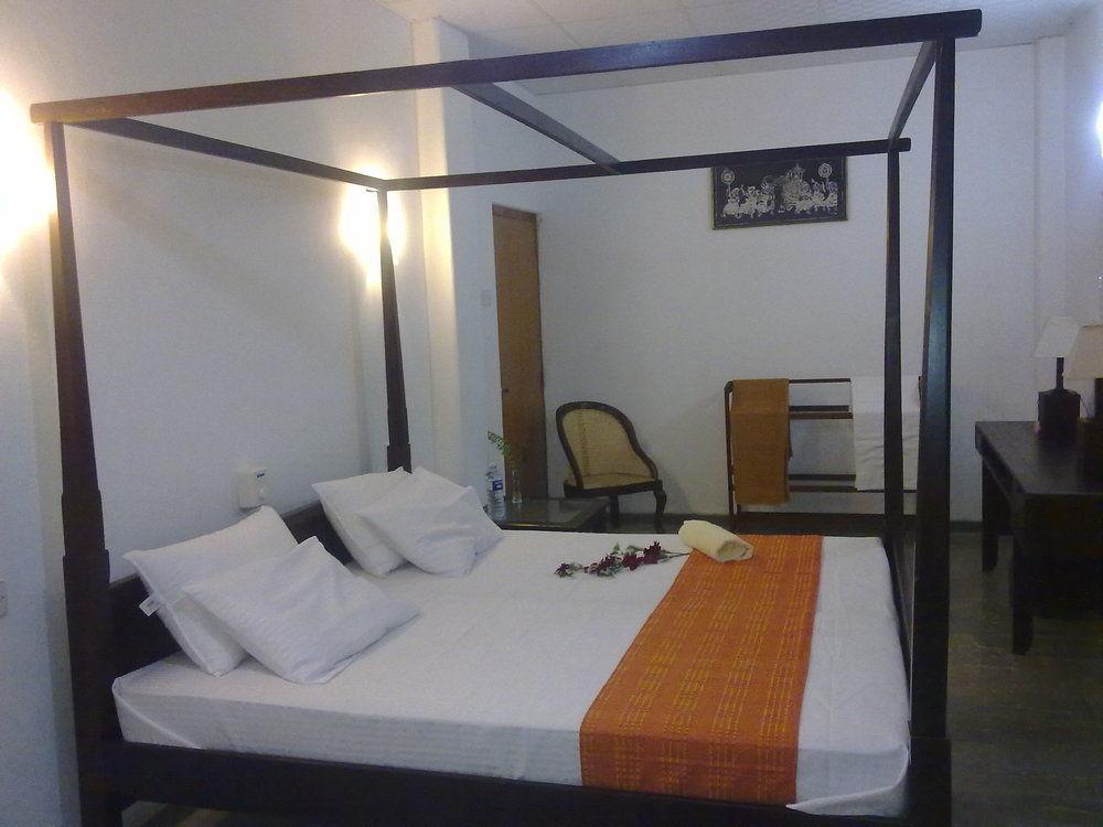 Hotel Sea Front Hikkaduwa Extérieur photo