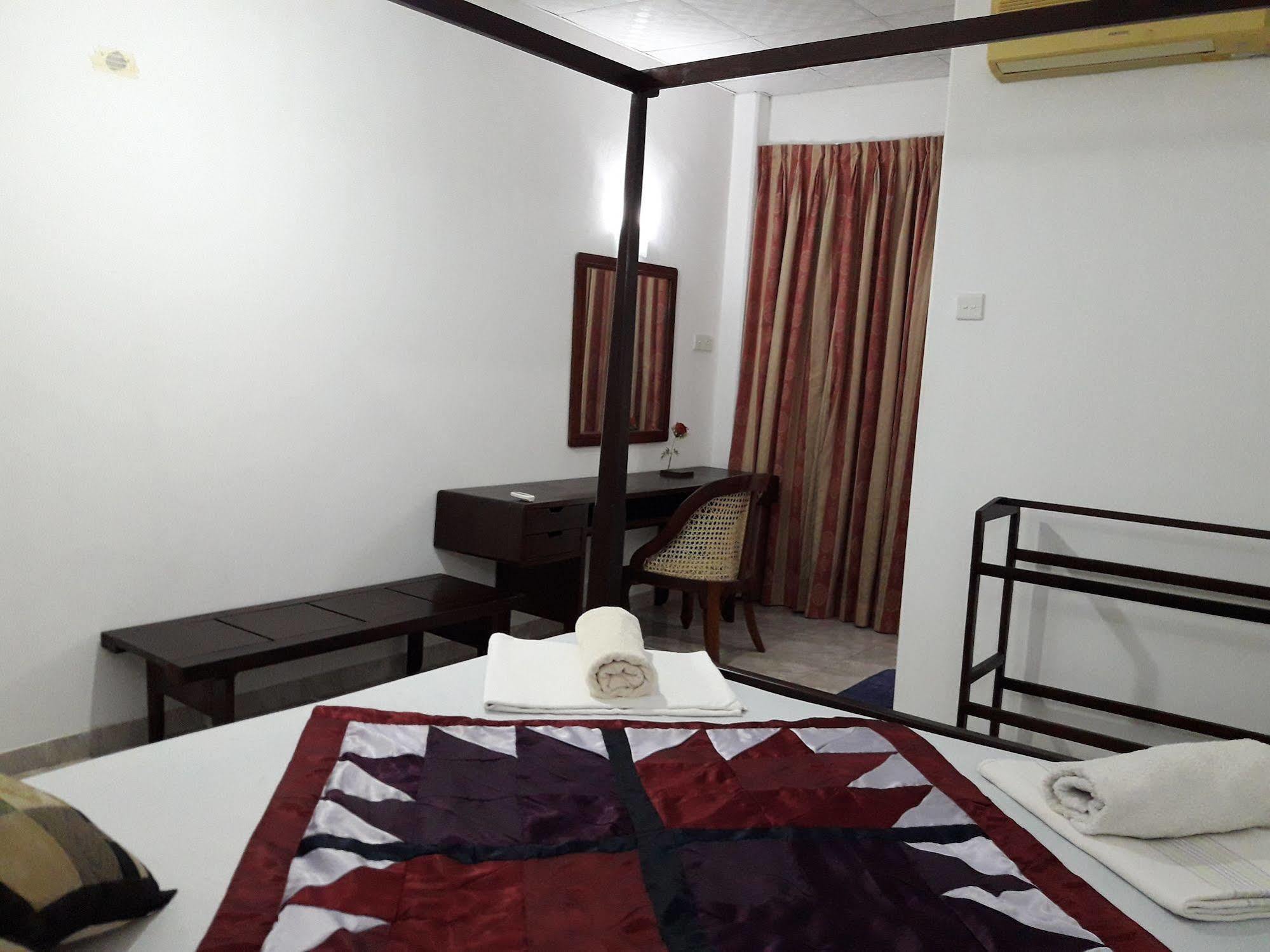 Hotel Sea Front Hikkaduwa Extérieur photo