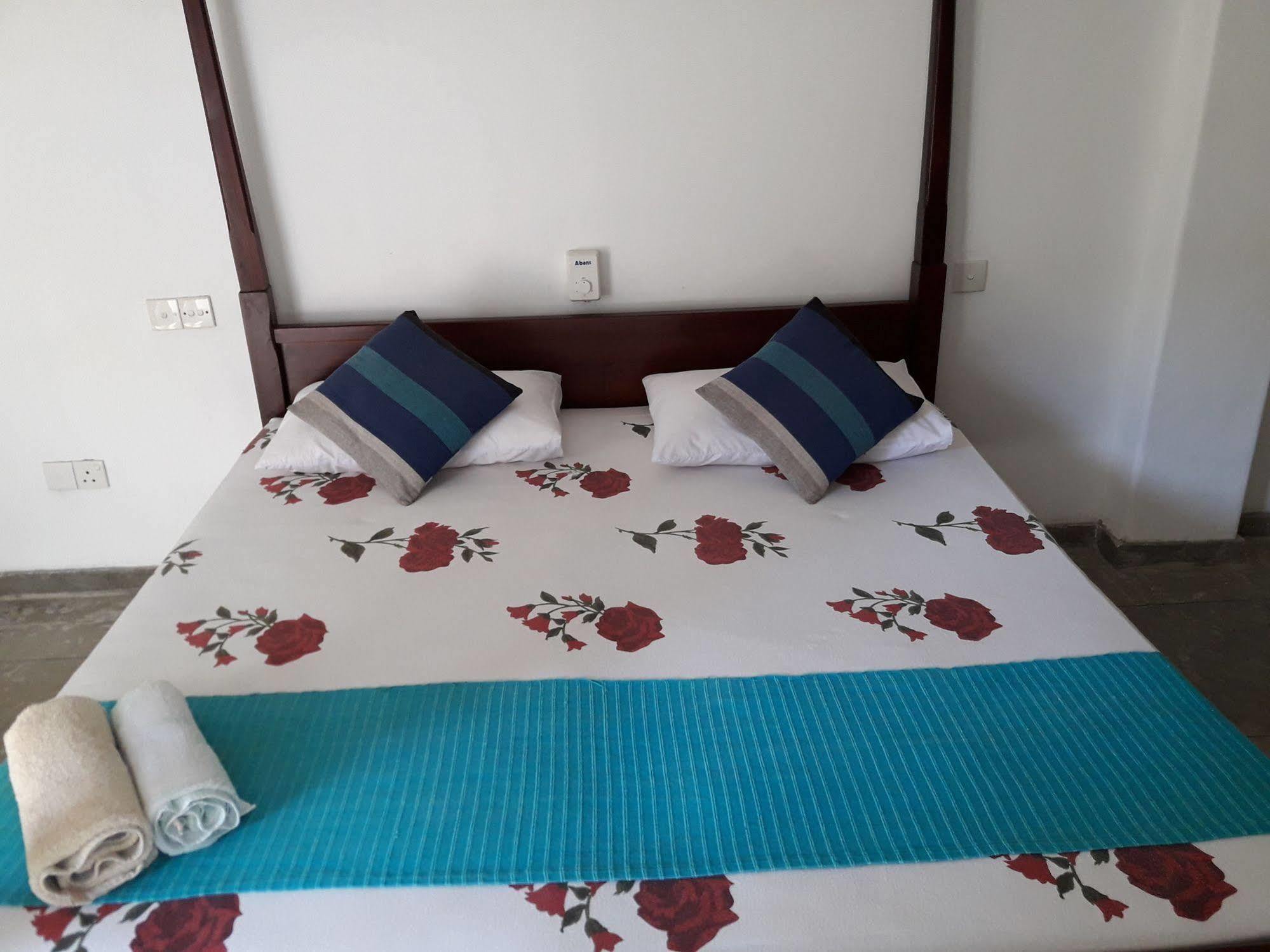 Hotel Sea Front Hikkaduwa Extérieur photo